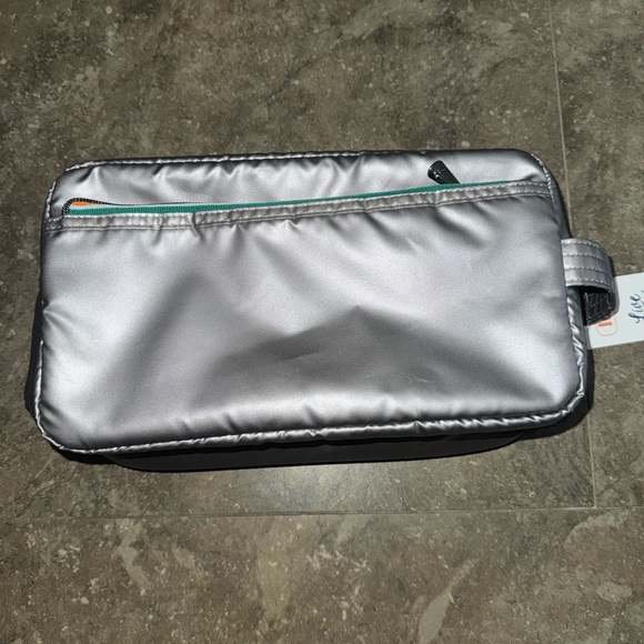 NWT lug Bunker Toiletry Case in metallic pearl - Picture 3 of 4